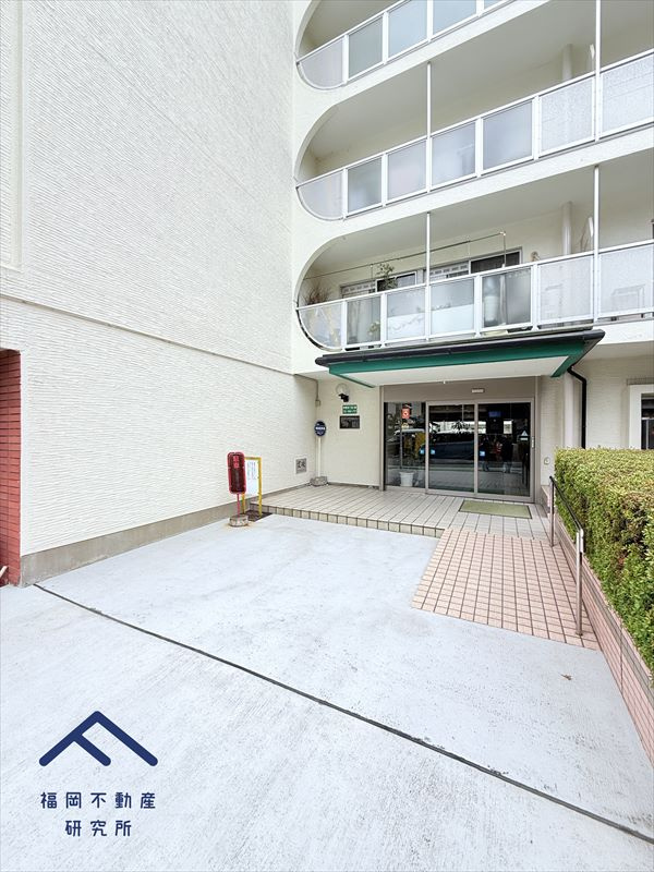 グリーンマンション野間のエントランス