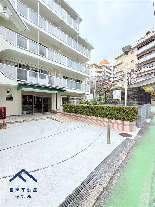 グリーンマンション野間のエントランス