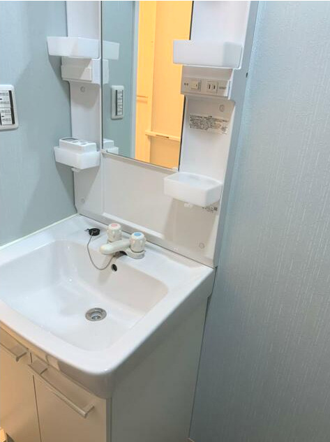 【オーナーチェンジ物件】深草越後屋敷町戸建の独立洗面台|独立洗面台あり、毎朝おしゃれに忙しい女性の方におすすめです