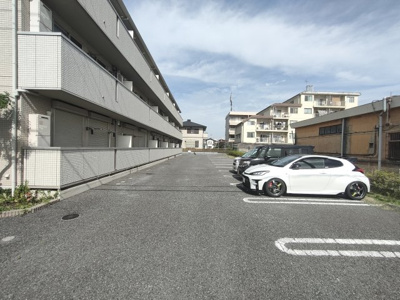 【駐車場】 | サニーウエル | 駐車場に車を止められます