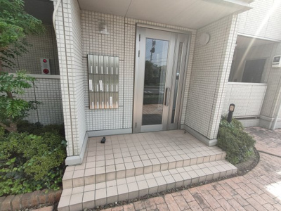 【エントランス】 | サニーウエル | 清潔なエントランスです