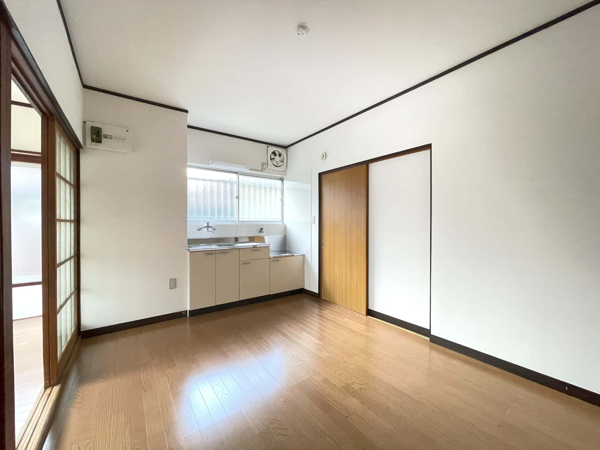 八丁目貸家の居間・リビング