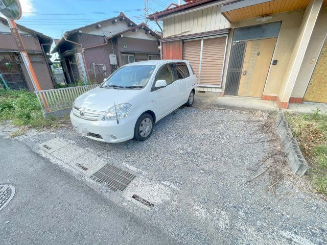 八丁目貸家の駐車場