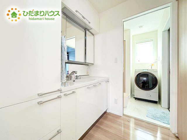 【独立洗面台】 | 大洗町五反田　中古戸建 | ゆったりとした洗面所には物入れを完備！タオルや洗剤をしまえます(^^)/