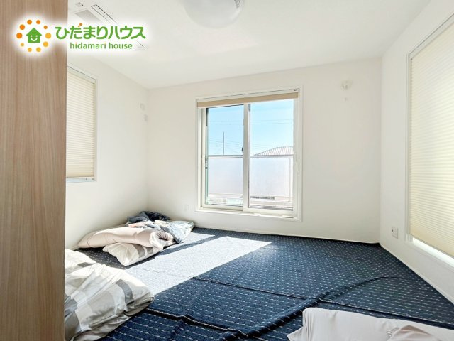 【寝室】 | 大洗町五反田　中古戸建 | バルコニーに面していて、たっぷり光りの入る明るい主寝室です！