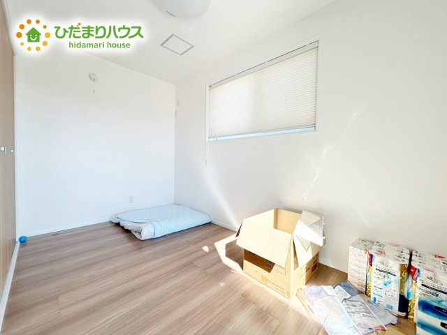 【洋室】 | 大洗町五反田　中古戸建 | 明るい色の床なので、どんな家具でもマッチします☆彡