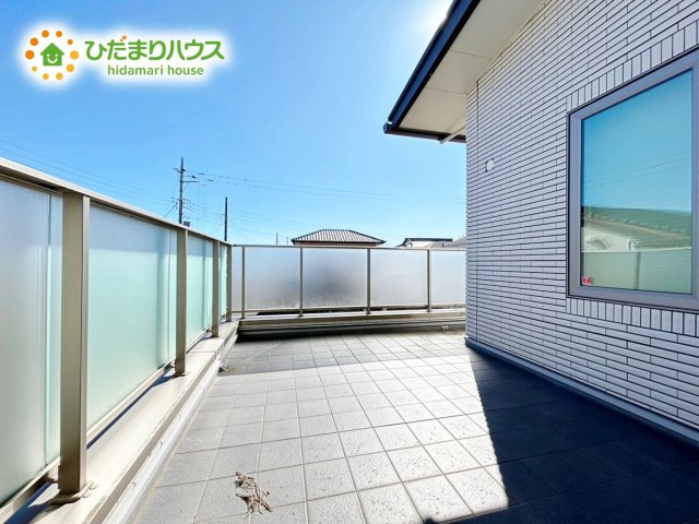 【バルコニー】 | 大洗町五反田　中古戸建 | 広々としたバルコニーは、大量の洗濯物を干しても余裕！お布団だって、家族全員分をいっきに干せますね(^O^)