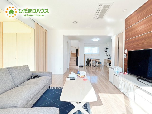 【居間・リビング】 | 大洗町五反田　中古戸建 | 床暖房がついていて一年中暖かいです！
