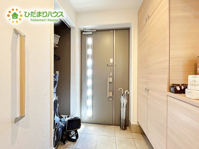 【玄関】 | 大洗町五反田　中古戸建 | 土間の玄関シューズクロークならアウトドア用品やベビーカーも土汚れを気にせずスッキリ収納できます。