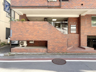 【エントランス】 | お客様を、そして住人を出迎えてくれるマンションのエントランス。ゴミが落ちていないことからも、管理状態の良さや住民の節度の高さが見て取れます。～即日のご見学可能～　お問合せはお気軽にどうぞ。