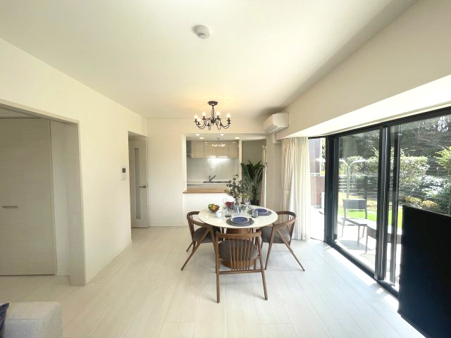 アンビシャス南柏の居間・リビング|専用庭がありますので、目の前で自然を楽しめます。