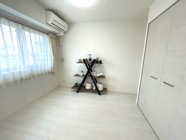 アンビシャス南柏の洋室|(4)こちらの洋室はリビングの隣です。引き戸を開けるとリビングを広々と使うことができます。