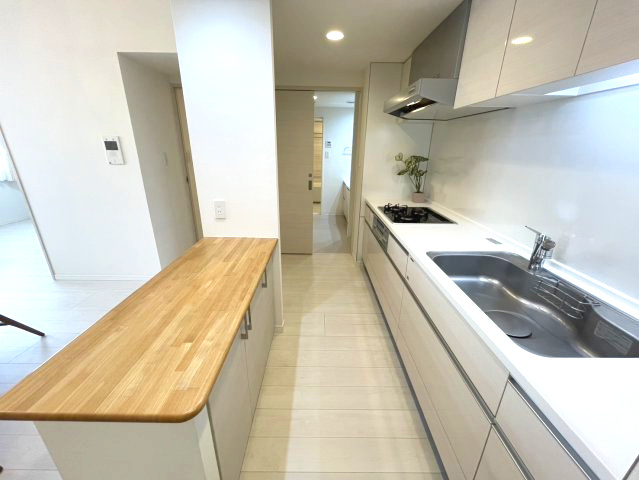 アンビシャス南柏のキッチン|白を基調とした明るいキッチンです。カウンターもあり便利です。
キッチンから洗面室にも行けます！