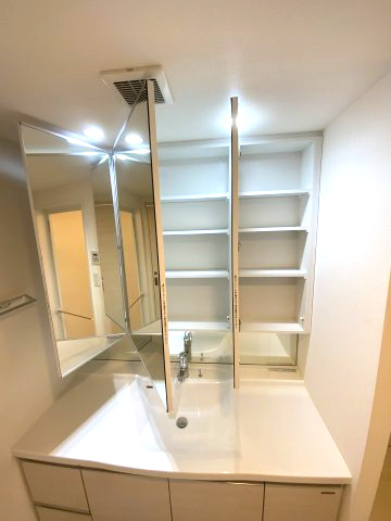 アンビシャス南柏の独立洗面台|鏡の裏には収納がたくさんあります。