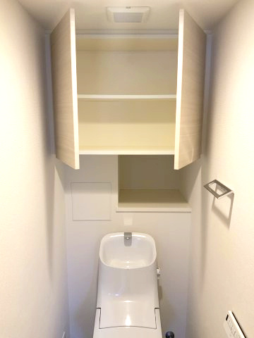 アンビシャス南柏のトイレ|収納が付いていますので、トイレ用品等をスマートに収納できます。