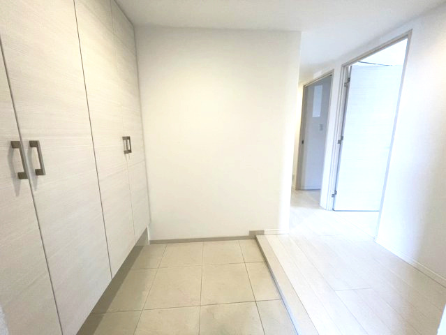 アンビシャス南柏の玄関|白を基調としているため、玄関が全体的に明るいです。