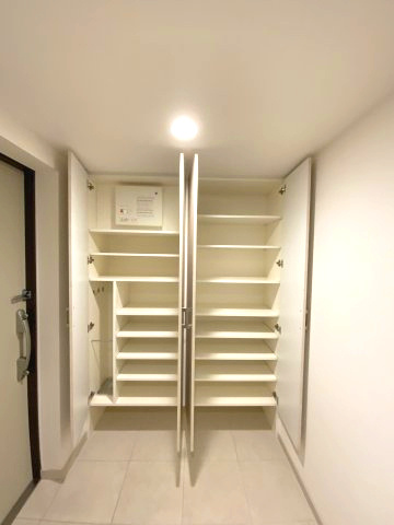 アンビシャス南柏の収納|シューズボックスを開くとこのように収納力にも優れております。