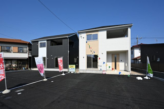 【外観】 | スッキリクリアな青空に映えるエクステリア！
日当たり良好な立地です♪