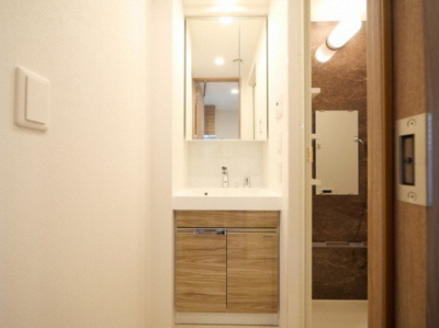 【洗面所】 | ルネフラッツ谷町四丁目 | ゆったりとスペースのある洗面所