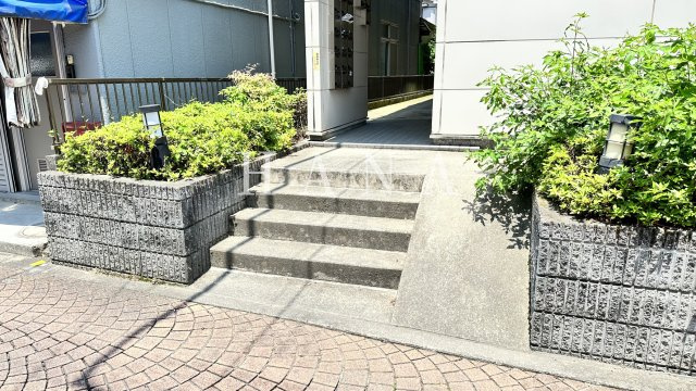 レオパレスソリティア青梅のエントランス