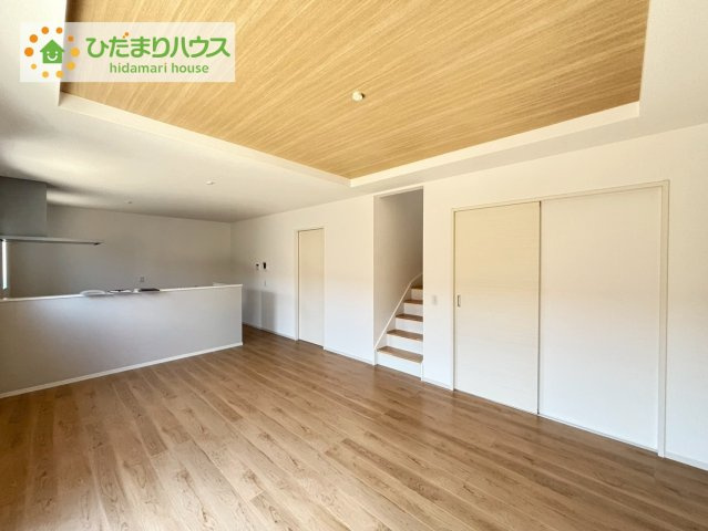 日立市東金沢町8期　新築戸建の居間・リビング|家族の集まるLDKは広々17帖！贅沢な空間を演出！