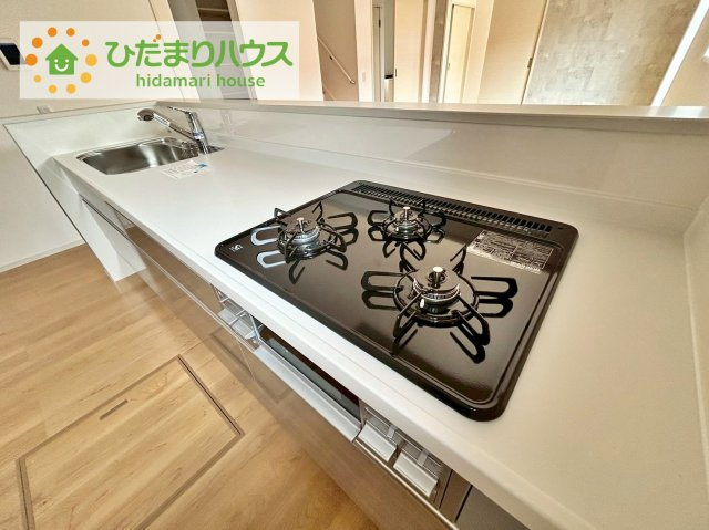 日立市東金沢町8期　新築戸建のキッチン|コンロは嬉しい3口コンロ！シンクはつなぎ目なしでお掃除も簡単です♪