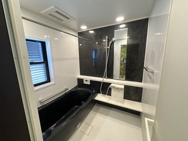 津山市西吉田　平屋中古住宅２LDKの浴室|通風に便利な窓のあるゆったりとした落ち着いたデザインの浴室