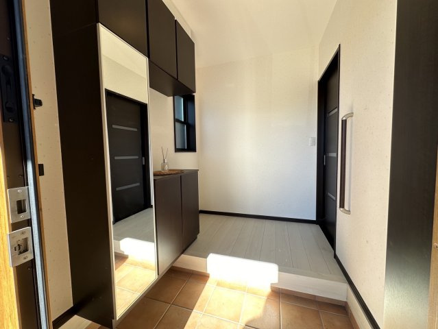 津山市西吉田　平屋中古住宅２LDKの玄関|収納量の多いシューズボックスのある玄関