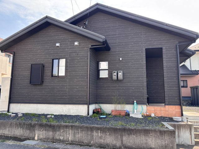 津山市西吉田　平屋中古住宅２LDKの外観|木目調の落ち着いたデザインの外観