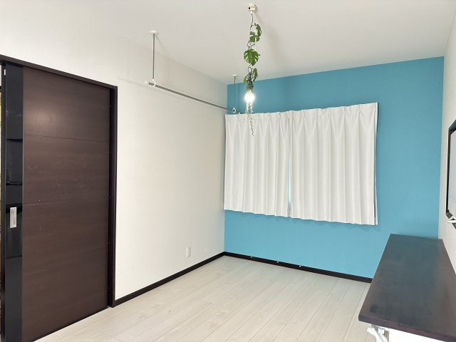 津山市西吉田　平屋中古住宅２LDKの居間・リビング|雨の日も安心の室内物干し