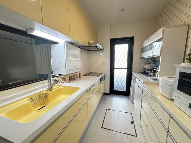津山市西吉田　平屋中古住宅２LDKのキッチン|明るい黄色を基調とした勝手口付きのキッチン