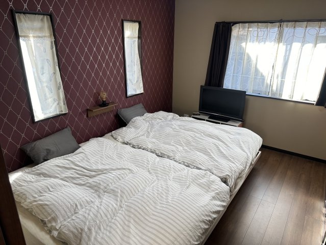 津山市西吉田　平屋中古住宅２LDKの洋室|落ち着いたアクセントクロスのある主寝室