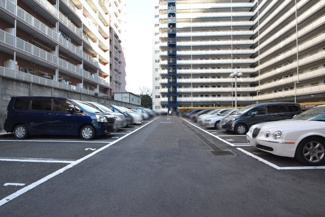 【駐車場】 | マンションの駐車場スペース。空きの有無や駐車料金、サイズ規定などについては、改めてお問い合わせください。～即日のご見学可能～　お問合せはお気軽にどうぞ。
