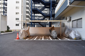 【駐車場】 | バイク置き場。空き区画の有無や駐輪料金、サイズおよび排気量規定などについては、改めてお問い合わせください。～即日のご見学可能～　お問合せはお気軽にどうぞ。
