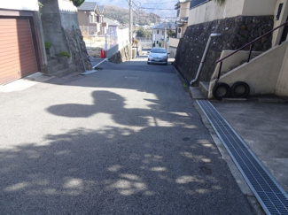 【前面道路含む現地写真】 | 川西市鴬の森町6-4　建築条件無土地