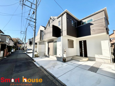 【前面道路含む現地写真】 | 神奈川県中央区陽光台　新築3棟 | お住まいの前面道路が広いと駐車が楽になり、陽当たりも遮られないので明るく居心地の良いお家になります♪
