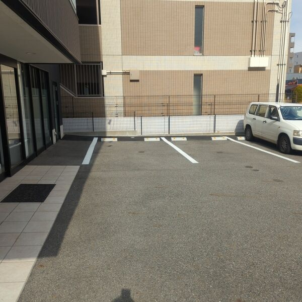 KDビルの駐車場