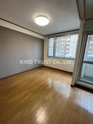 中津リバーサイドコーポC棟の居間・リビング|こちらの居間で趣味の時間をお楽しみください