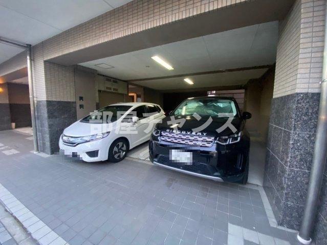 グリシーヌ名駅の駐車場