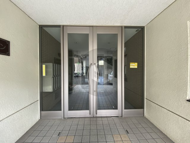 第5大原マンションのエントランス