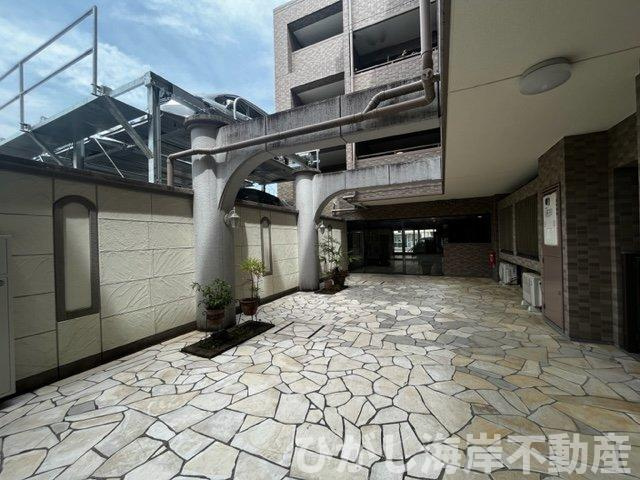 ライオンズマンション湘南緑が浜の外観|エントランスまでのアプローチ部分