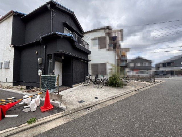 大野芝町　中古戸建の前面道路含む現地写真|収納もあるので、家族の思い出も大切にしまっておけますね！