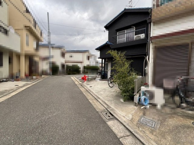 【前面道路含む現地写真】 | 大野芝町　中古戸建 | 周囲に高い建物が少なく開放感がございます♪