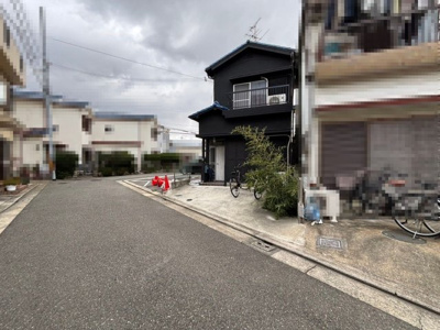 【前面道路含む現地写真】 | 大野芝町　中古戸建 | 洋室とダイニングを繋げてさらに広く使っていただけますよ！親戚や友人が集まった時に便利ですね！