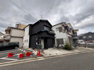 【前面道路含む現地写真】 | 大野芝町　中古戸建 | お料理に集中しやすい壁付けキッチンです！キッチンの前に窓があるので、明るく換気しやすいキッチンです！