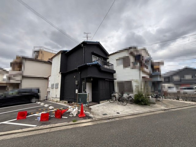 【前面道路含む現地写真】 | 大野芝町　中古戸建 | お料理に集中しやすい壁付けキッチンです！キッチンの前に窓があるので、明るく換気しやすいキッチンです！