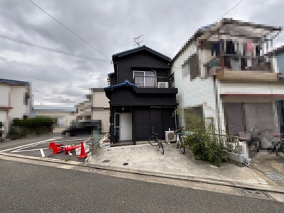 【前面道路含む現地写真】 | 大野芝町　中古戸建 | 浴室に窓が付いているので、換気ができて湿気やカビ防止になりますよ！