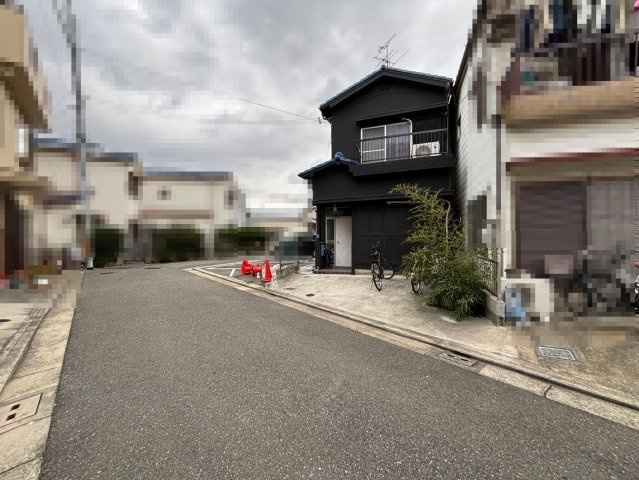 大野芝町　中古戸建の前面道路含む現地写真|トイレ内に窓があるので、換気しやすく匂いもこもりませんね！