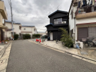 【前面道路含む現地写真】 | 大野芝町　中古戸建 | トイレ内に窓があるので、換気しやすく匂いもこもりませんね！
