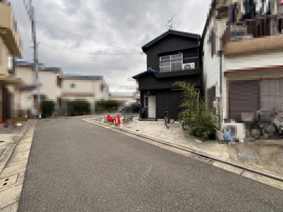 【前面道路含む現地写真】 | 大野芝町　中古戸建 | トイレ内に窓があるので、換気しやすく匂いもこもりませんね！